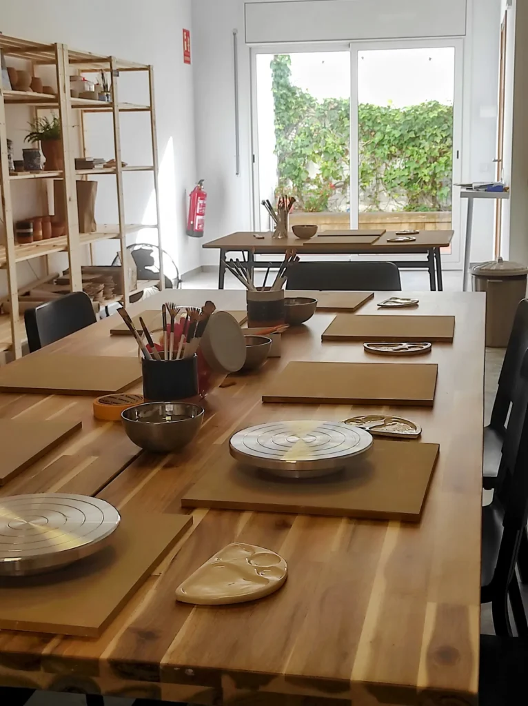 Interior del taller MM Ceramic en Esparreguera, con mesas de trabajo, herramientas y luz natural