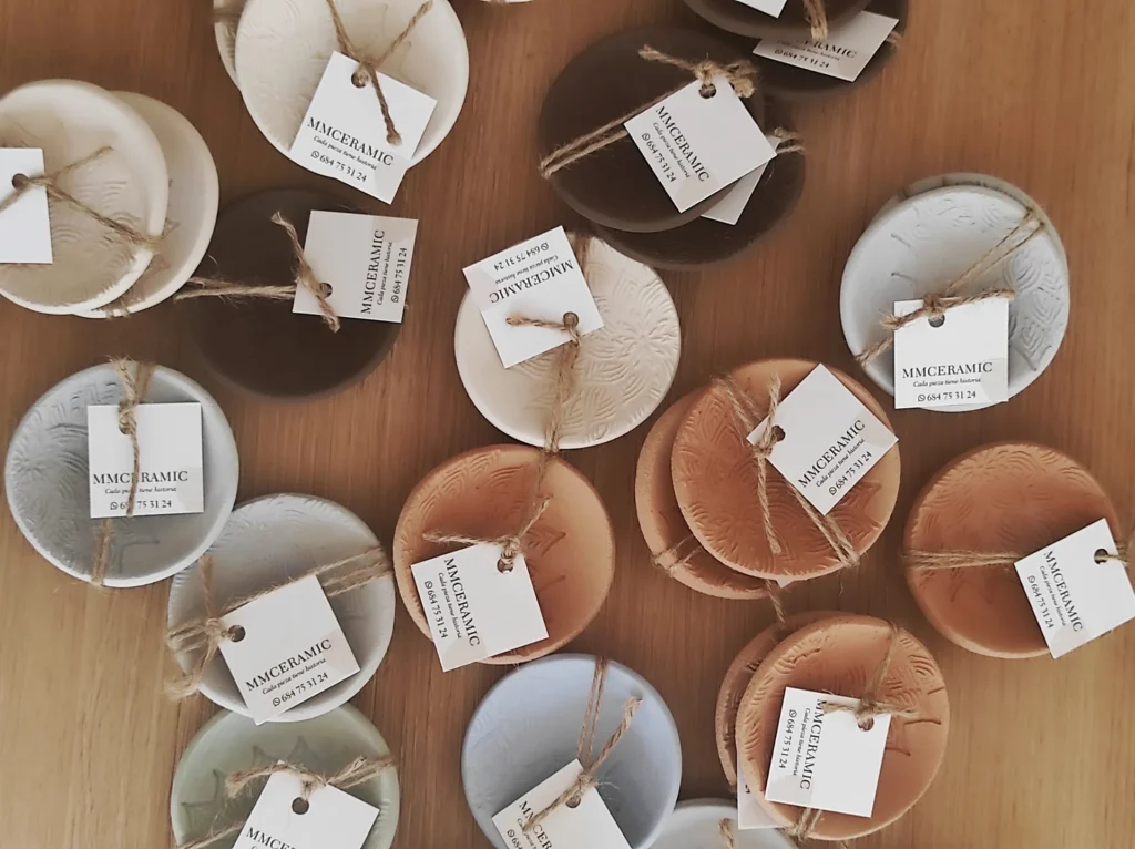 Platos de cerámica artesanal etiquetados como regalo de inauguración de MM Ceramic