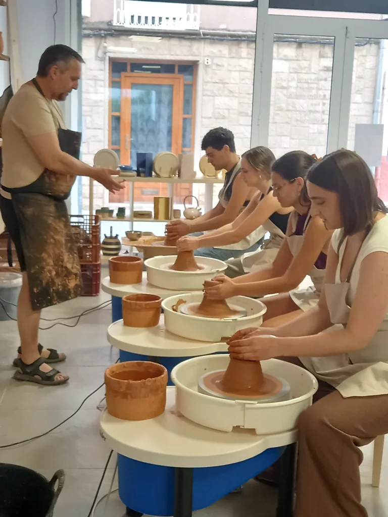 Grupo en un taller de torno en el estudio de Esparreguera